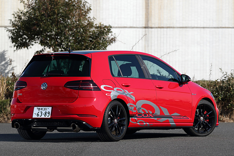 コックス製パーツを装着するゴルフ GTI。各種パーツは全国の正規ディーラーで購入できる