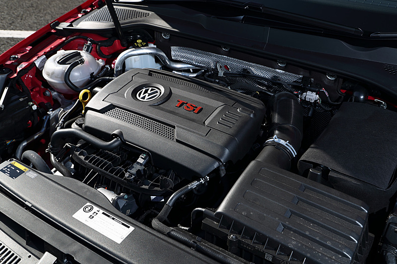 ゴルフ GTIが搭載する直列4気筒DOHC 2.0リッターターボエンジンは、最高出力169kW（230PS）/4700-6200rpm、最大トルク350Nm（35.7kgm）/1500-4600rpmを発生