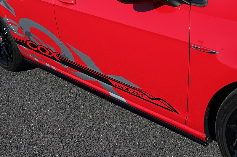 コックス製パーツでは、足まわりパーツとして「スプリングキット」「ブレーキパッドセット」「ブレーキラインシステム」、ボディ剛性パーツとして「コックスボディダンパー」「スタビライザーセット」「トゥピボットストップトラス」、吸排気パーツとして「パフォーマンスエアフィルター」「ステンレスエグゾーストチャンバー」を用意。価格は1万7280円～11万8800円。もちろんこれらのパーツは車検対応
