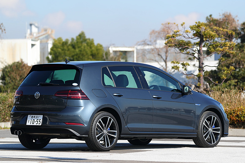 こちらはPHVの「ゴルフ GTE」。最高出力110kW（150PS）/5000-6000rpm、最大トルク250Nm（25.5kgm）/1500-3500rpmを発生する直列4気筒DOHC 1.4リッターターボエンジンに、最高出力80kW（109PS）、最大トルク330Nm（33.6kgm）のモーターを組み合わせ、トランスミッションに6速DSGを採用。JC08モード燃費は19.9km/L