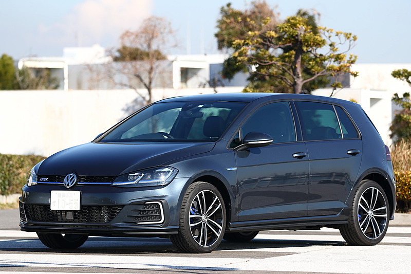 こちらはPHVの「ゴルフ GTE」。最高出力110kW（150PS）/5000-6000rpm、最大トルク250Nm（25.5kgm）/1500-3500rpmを発生する直列4気筒DOHC 1.4リッターターボエンジンに、最高出力80kW（109PS）、最大トルク330Nm（33.6kgm）のモーターを組み合わせ、トランスミッションに6速DSGを採用。JC08モード燃費は19.9km/L