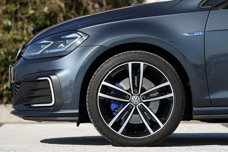 こちらはPHVの「ゴルフ GTE」。最高出力110kW（150PS）/5000-6000rpm、最大トルク250Nm（25.5kgm）/1500-3500rpmを発生する直列4気筒DOHC 1.4リッターターボエンジンに、最高出力80kW（109PS）、最大トルク330Nm（33.6kgm）のモーターを組み合わせ、トランスミッションに6速DSGを採用。JC08モード燃費は19.9km/L