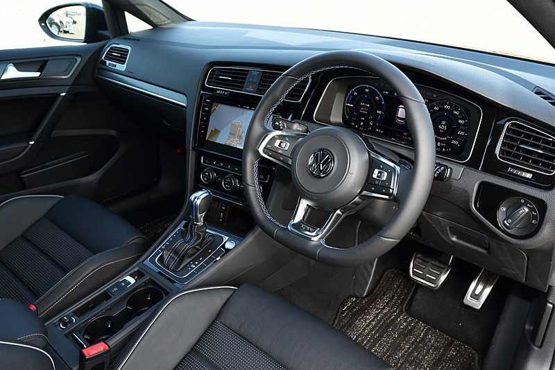 こちらはPHVの「ゴルフ GTE」。最高出力110kW（150PS）/5000-6000rpm、最大トルク250Nm（25.5kgm）/1500-3500rpmを発生する直列4気筒DOHC 1.4リッターターボエンジンに、最高出力80kW（109PS）、最大トルク330Nm（33.6kgm）のモーターを組み合わせ、トランスミッションに6速DSGを採用。JC08モード燃費は19.9km/L