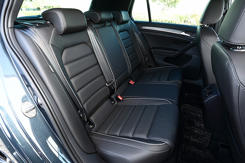 こちらはPHVの「ゴルフ GTE」。最高出力110kW（150PS）/5000-6000rpm、最大トルク250Nm（25.5kgm）/1500-3500rpmを発生する直列4気筒DOHC 1.4リッターターボエンジンに、最高出力80kW（109PS）、最大トルク330Nm（33.6kgm）のモーターを組み合わせ、トランスミッションに6速DSGを採用。JC08モード燃費は19.9km/L