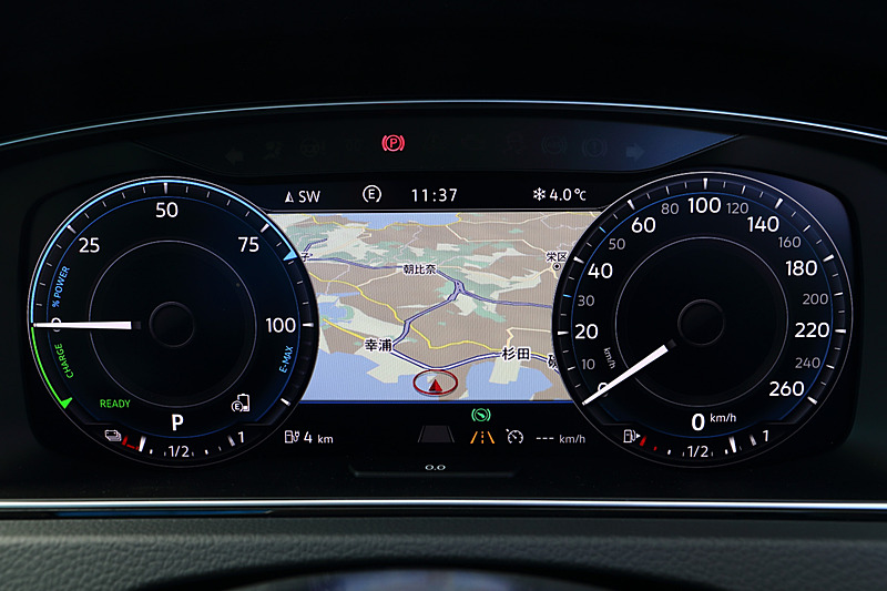 こちらはPHVの「ゴルフ GTE」。最高出力110kW（150PS）/5000-6000rpm、最大トルク250Nm（25.5kgm）/1500-3500rpmを発生する直列4気筒DOHC 1.4リッターターボエンジンに、最高出力80kW（109PS）、最大トルク330Nm（33.6kgm）のモーターを組み合わせ、トランスミッションに6速DSGを採用。JC08モード燃費は19.9km/L