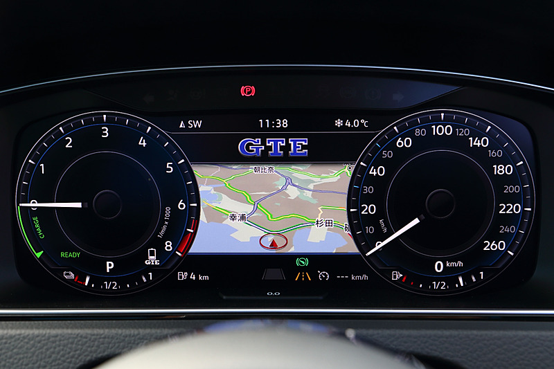 こちらはPHVの「ゴルフ GTE」。最高出力110kW（150PS）/5000-6000rpm、最大トルク250Nm（25.5kgm）/1500-3500rpmを発生する直列4気筒DOHC 1.4リッターターボエンジンに、最高出力80kW（109PS）、最大トルク330Nm（33.6kgm）のモーターを組み合わせ、トランスミッションに6速DSGを採用。JC08モード燃費は19.9km/L