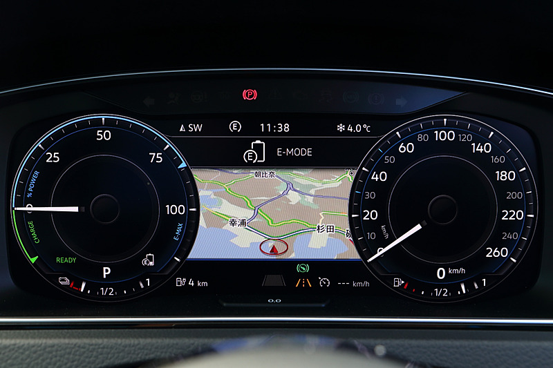 こちらはPHVの「ゴルフ GTE」。最高出力110kW（150PS）/5000-6000rpm、最大トルク250Nm（25.5kgm）/1500-3500rpmを発生する直列4気筒DOHC 1.4リッターターボエンジンに、最高出力80kW（109PS）、最大トルク330Nm（33.6kgm）のモーターを組み合わせ、トランスミッションに6速DSGを採用。JC08モード燃費は19.9km/L