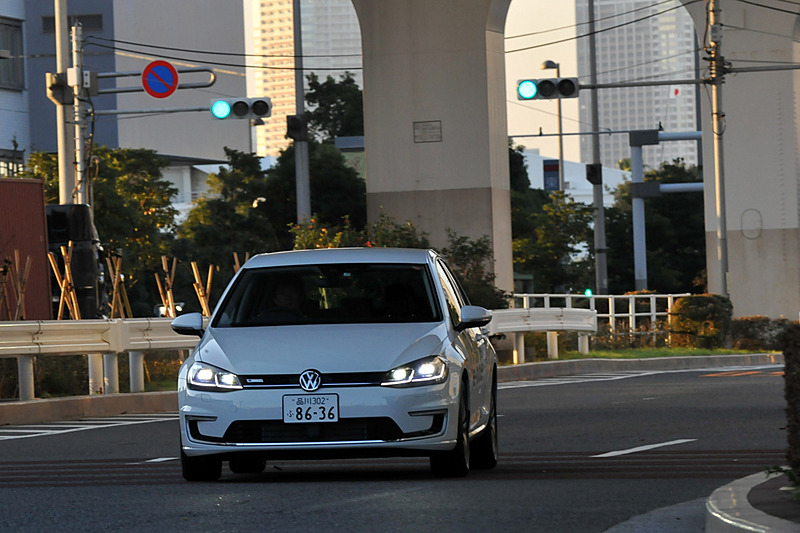 総電力量35.8kW/hの駆動用バッテリーを搭載するe-ゴルフ。最高出力100kW（136PS）/3300-11750rpm、最大トルク290Nm（29.5kgm）/0-3300rpmを発生するモーターを採用し、1充電あたりの走行可能距離は301kmを実現