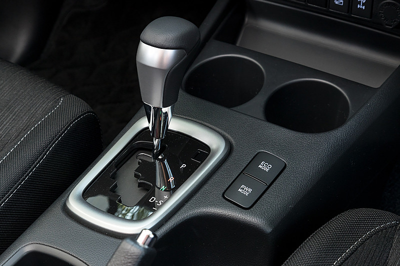 6速ATはノーマルモードに加え、右側のスイッチ操作でエコモード、パワーモードに切り替えることも可能
