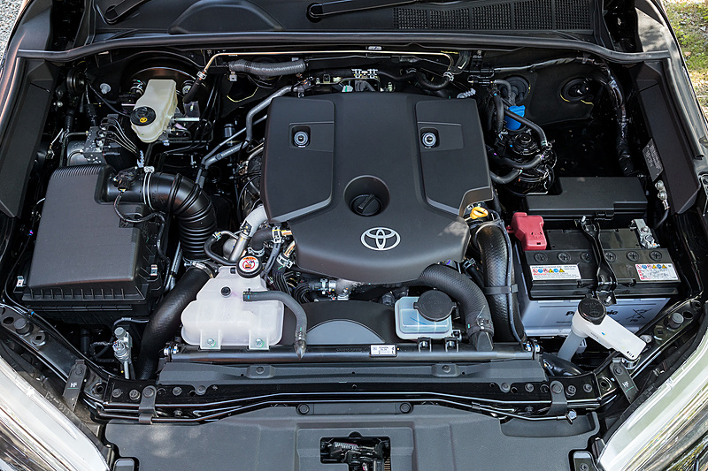 直列4気筒 2.4リッター直噴ディーゼル「2GD-FTV」型エンジンは、最高出力110kW（150PS）/3400rpm、最大トルク400Nm（40.8kgm）/1600-2000rpmを発生。JC08モード燃費は11.8km/L
