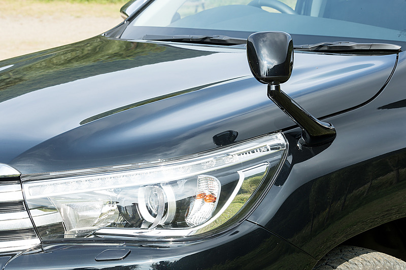 試乗の合間に開発担当者にインタビュー。8代目となるハイラックスは、当初は日本導入の予定がなく、日本で販売するために必要な装備の追加に苦労したとのこと。左フロントのサイドアンダーミラーは大型ヘッドライトの影響からアームが長くなり、リアのナンバープレートは上側からベースを伸ばして固定しているという