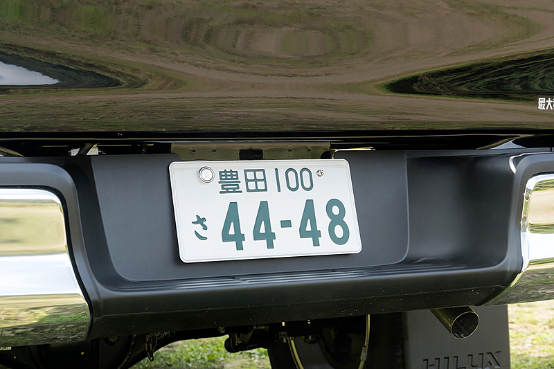 試乗の合間に開発担当者にインタビュー。8代目となるハイラックスは、当初は日本導入の予定がなく、日本で販売するために必要な装備の追加に苦労したとのこと。左フロントのサイドアンダーミラーは大型ヘッドライトの影響からアームが長くなり、リアのナンバープレートは上側からベースを伸ばして固定しているという