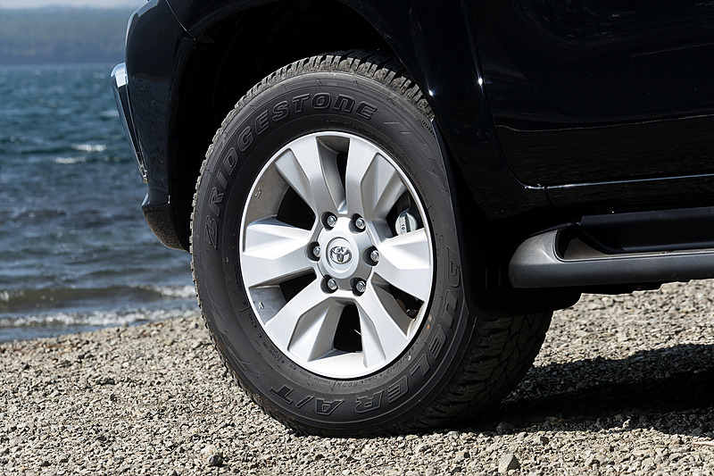 ハイラックス Zはアルミホイールを標準装備。タイヤサイズは全車265/65 R17で、試乗車はブリヂストンの「DUELER AT」を装着