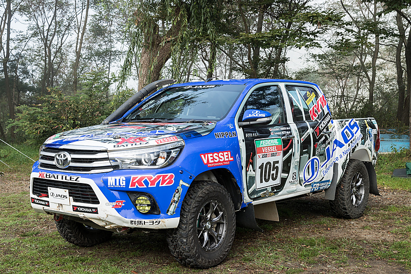 TEAM JAOSからアジアクロスカントリーラリーのT1Dクラスに参戦した「TEAM JAOS HILUX AXCR 2017 Ver.」。“ドアがない状態”をプリントしたカッティングシートをドアパネルに貼った「スケルトングラフィック」も特徴的