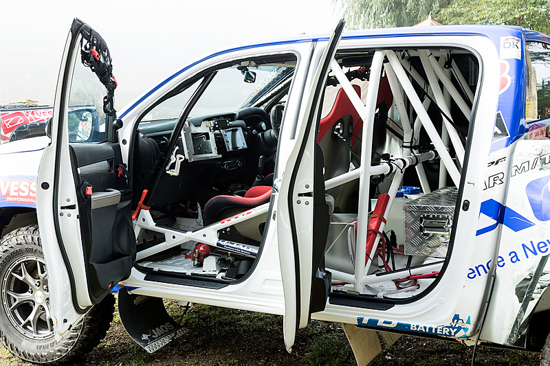 TEAM JAOSからアジアクロスカントリーラリーのT1Dクラスに参戦した「TEAM JAOS HILUX AXCR 2017 Ver.」。“ドアがない状態”をプリントしたカッティングシートをドアパネルに貼った「スケルトングラフィック」も特徴的