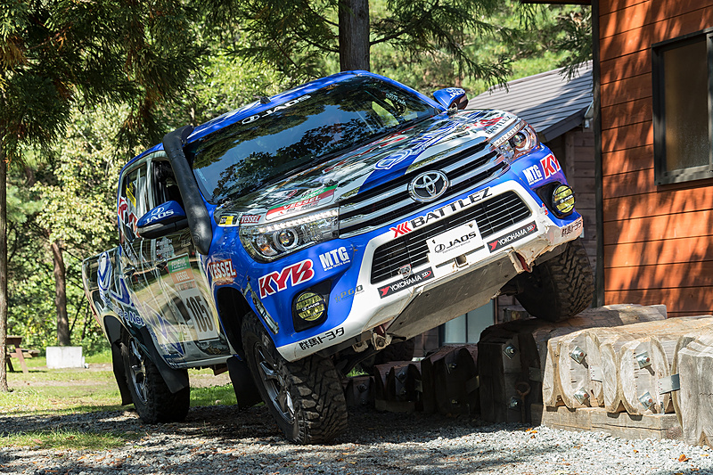 過酷なレースを走り抜くために生み出されたマシンだけに、ノーマルのハイラックス以上に軽々と丸太コースをクリアしていく