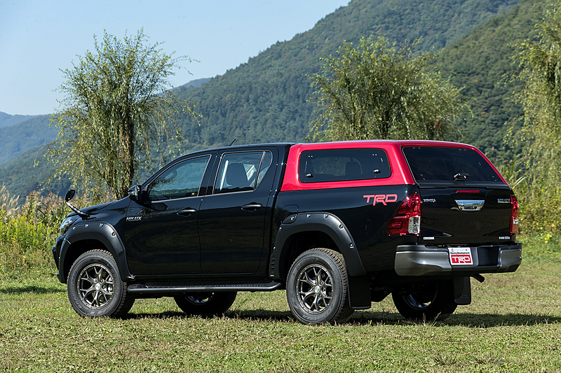 TRD（トヨタテクノクラフト）製のパーツを多数装着した「TRD ハイラックス」