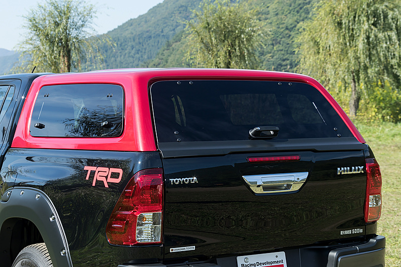 デッキスペース上に追加して収納量を拡大する「キャノピー」（税別36万円）は、油圧ダンパーで後方と左側のハッチが開く。カラーは写真のレッドのほか、ホワイトとブラックを用意