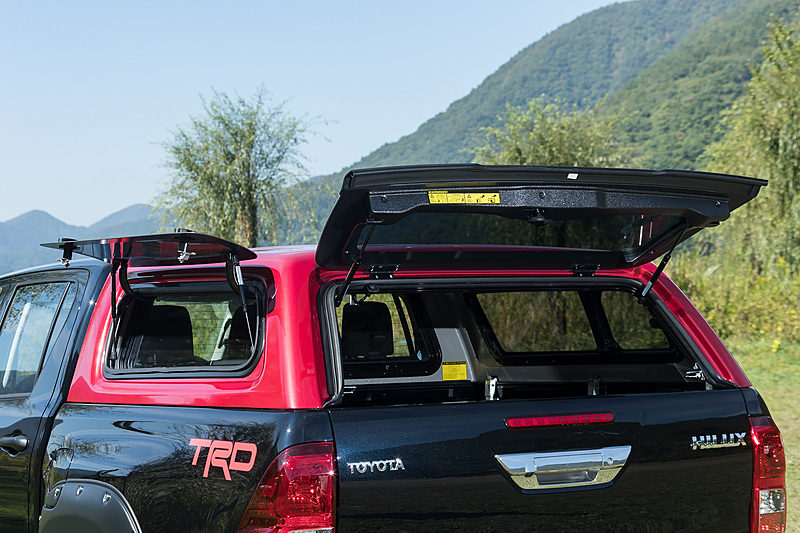 デッキスペース上に追加して収納量を拡大する「キャノピー」（税別36万円）は、油圧ダンパーで後方と左側のハッチが開く。カラーは写真のレッドのほか、ホワイトとブラックを用意