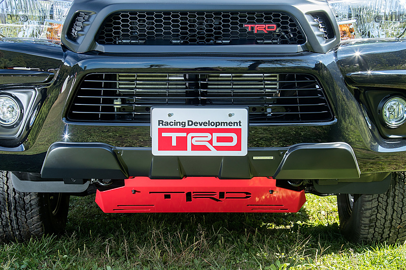 スチール製でレッドにカラーリングされた「フロントアンダーカバー」（税別4万円）やABS樹脂製の「フロントバンパーカバー」（税別3万5000円）などを装着