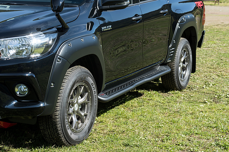 金属製で乗降性が高まる「サイドステップ」（税別10万円）。全幅が60mmワイドになる「オーバーフェンダー」（税別8万円）は、装着時に車両構造変更が必要で持込登録となる