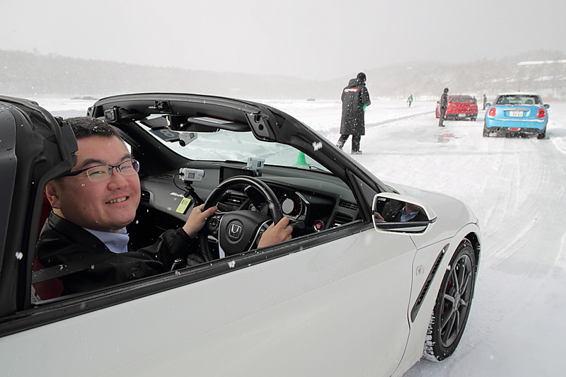 雪上クローズドコース×軽量ミッドシップスポーツ、楽しくない訳がないでしょ～！極端なツルツル路面をどうやったら攻略できるか、スタッドレスタイヤの上手な使い方を学べる貴重な機会だ