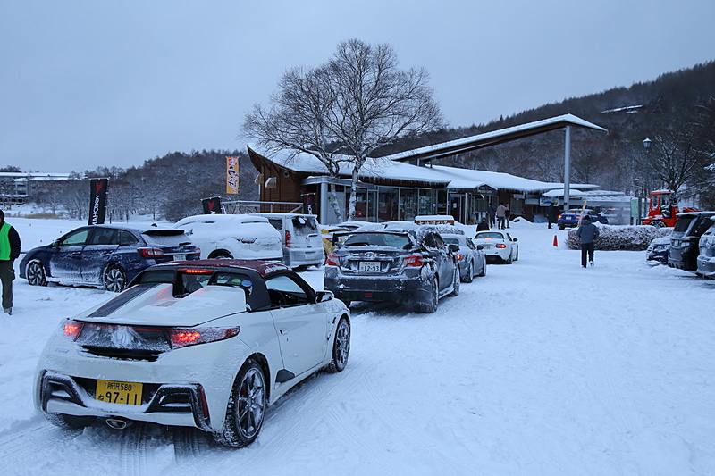 受付開始は7時30分からだが、6時過ぎにはすでに参加者が集まりはじめ、クルマ談義に花を咲かせていた。言う間でもなく、寒い!!(笑)