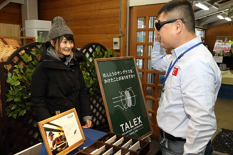 雪道での運転がとても快適になる、タレックスの偏光サングラスが無料で貸し出された。「似合います？」「は、はい...(汗)」