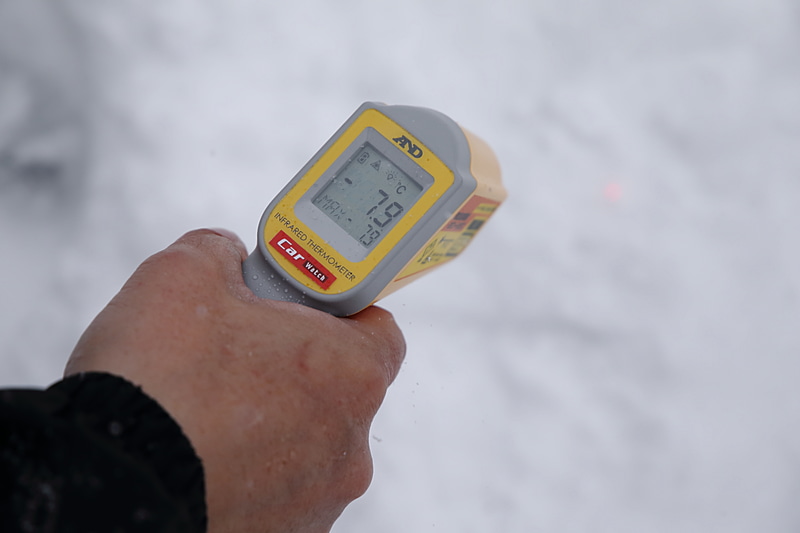 試しに路面の温度を測ってみたが、場所によってバラバラすぎてあまり参考にはならず