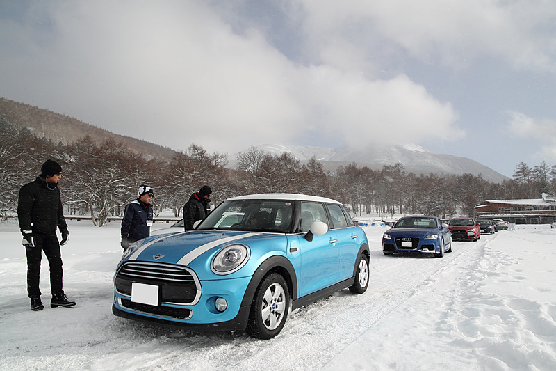 さぁ、いよいよ走行開始！用意された各コースを自由に選び、インストラクターの説明を受けつつ練習する