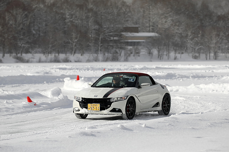 路面は圧雪、ときどきアイスバーン。トラクションのよいS660 ModuloとiceGUARDのおかげで、クルマをコントロールする楽しさと難しさを堪能できた