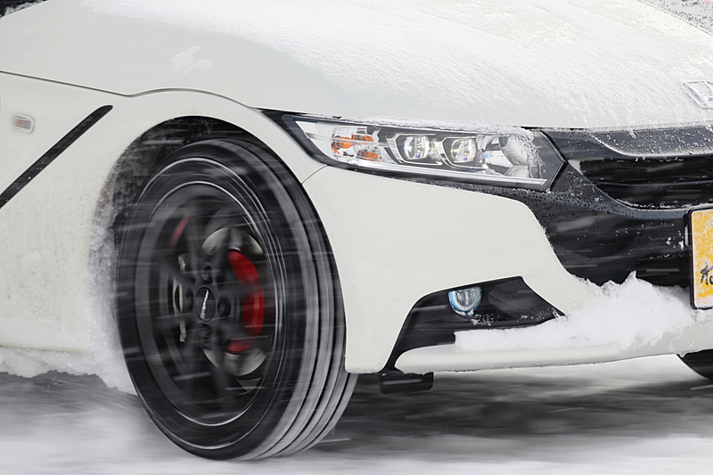 スタッドレスタイヤが雪や氷の上でグリップできるのは、氷の上にできた水の膜を取り除いてタイヤを接地させているから。頭の中でタイヤの接地面をイメージしつつ……