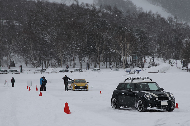 FF、FR、ミッドシップ、4WDと様々な駆動方式のクルマが参加しており、それぞれの特性に合わせた運転の仕方を指導してもらえる
