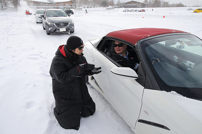 ミッドシップ車でのタイムの出し方について……ではなくて(笑)、ラフなアクセルワークで挙動を乱していること、カウンターステア量に心の迷いが出ていることなど、ズバッ！と指摘されている様子