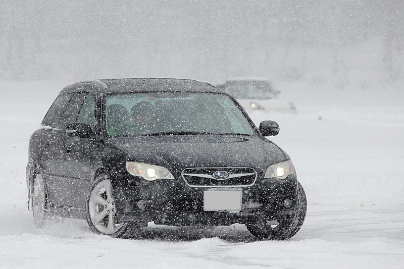 少しずつコースと路面に慣れてきて、クルマをコントロールする楽しさと難しさを噛みしめつつ楽しくドライブ。トラクションコントロールなどの制御機能をON/OFFし、その挙動の違いに驚いている参加者も多くいた