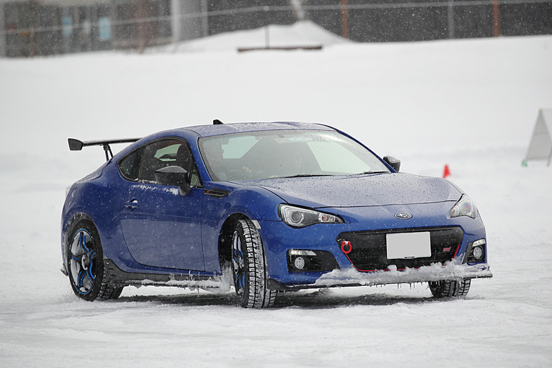 少しずつコースと路面に慣れてきて、クルマをコントロールする楽しさと難しさを噛みしめつつ楽しくドライブ。トラクションコントロールなどの制御機能をON/OFFし、その挙動の違いに驚いている参加者も多くいた