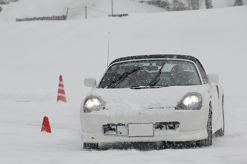 少しずつコースと路面に慣れてきて、クルマをコントロールする楽しさと難しさを噛みしめつつ楽しくドライブ。トラクションコントロールなどの制御機能をON/OFFし、その挙動の違いに驚いている参加者も多くいた