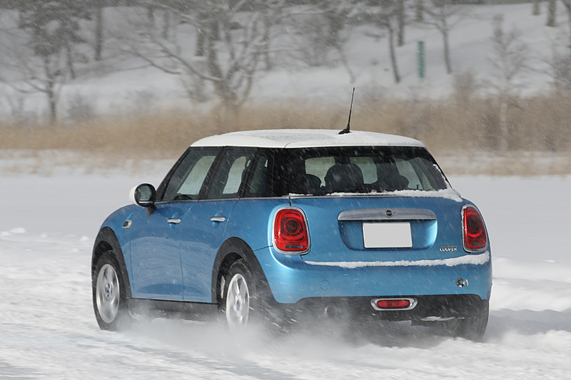少しずつコースと路面に慣れてきて、クルマをコントロールする楽しさと難しさを噛みしめつつ楽しくドライブ。トラクションコントロールなどの制御機能をON/OFFし、その挙動の違いに驚いている参加者も多くいた