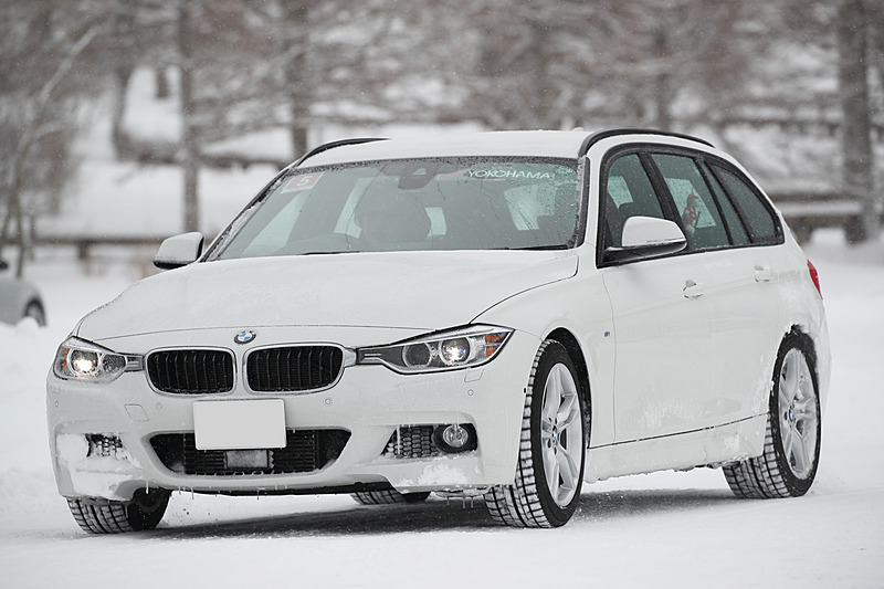 少しずつコースと路面に慣れてきて、クルマをコントロールする楽しさと難しさを噛みしめつつ楽しくドライブ。トラクションコントロールなどの制御機能をON/OFFし、その挙動の違いに驚いている参加者も多くいた