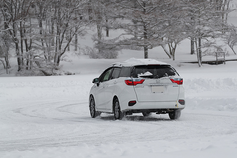 少しずつコースと路面に慣れてきて、クルマをコントロールする楽しさと難しさを噛みしめつつ楽しくドライブ。トラクションコントロールなどの制御機能をON/OFFし、その挙動の違いに驚いている参加者も多くいた