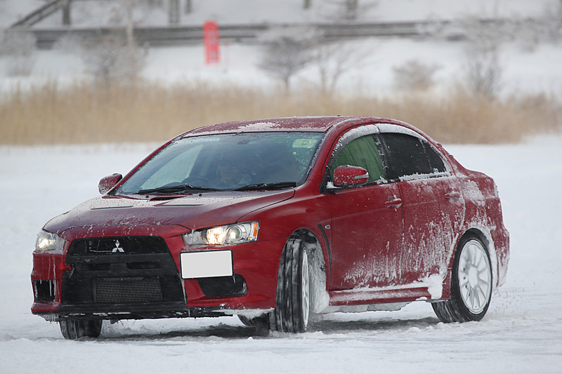 少しずつコースと路面に慣れてきて、クルマをコントロールする楽しさと難しさを噛みしめつつ楽しくドライブ。トラクションコントロールなどの制御機能をON/OFFし、その挙動の違いに驚いている参加者も多くいた
