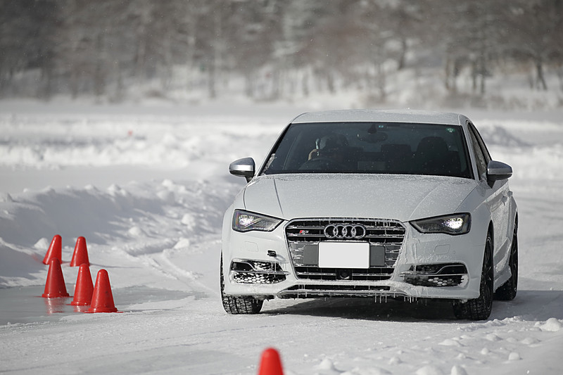 少しずつコースと路面に慣れてきて、クルマをコントロールする楽しさと難しさを噛みしめつつ楽しくドライブ。トラクションコントロールなどの制御機能をON/OFFし、その挙動の違いに驚いている参加者も多くいた