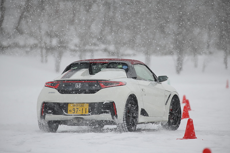 パイロンスラロームはアクセルとブレーキで荷重をコントロールし、できるだけ小さくスムーズに旋回。クルマとタイヤの性能がいくら高くても限界があるので、タイヤがグリップを失わないステアリング操作とアクセル操作が肝心