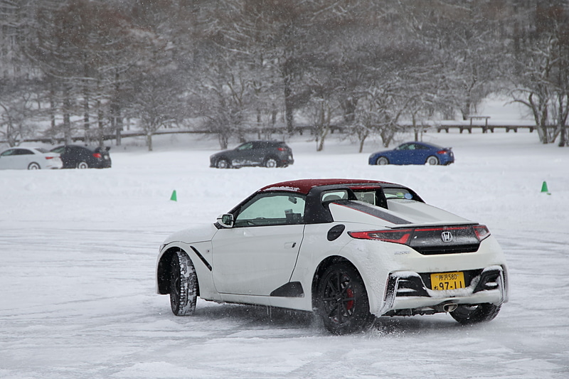 吸水性のあるゴムやパターン形状によって「氷とタイヤの間にある水を取り除く」ことでグリップを発揮する、スタッドレスタイヤの性能を引き出せる走りを探っていく