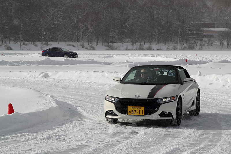 思うんだけど、こーの路面！（笑）　ちょっとグレーっぽく見える部分、全てテロンテロンのツルンツルンの氷＋水です