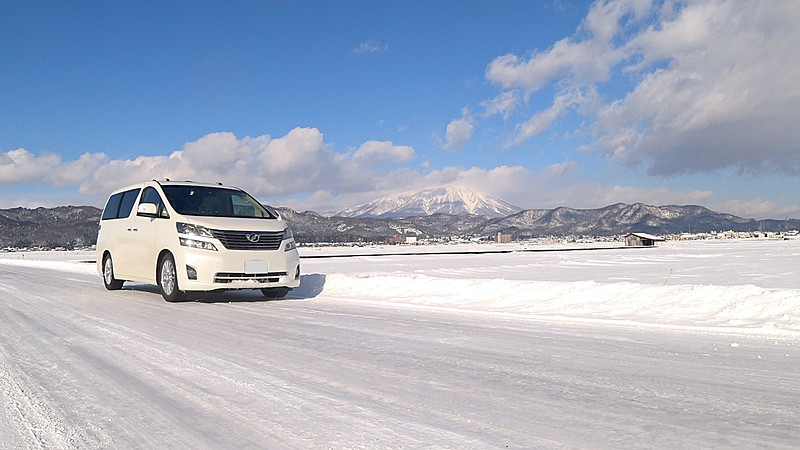 雪上氷上でさらにしっかり止まり、さらにしっかり曲がるとともに、とっても静かなのが印象的だ