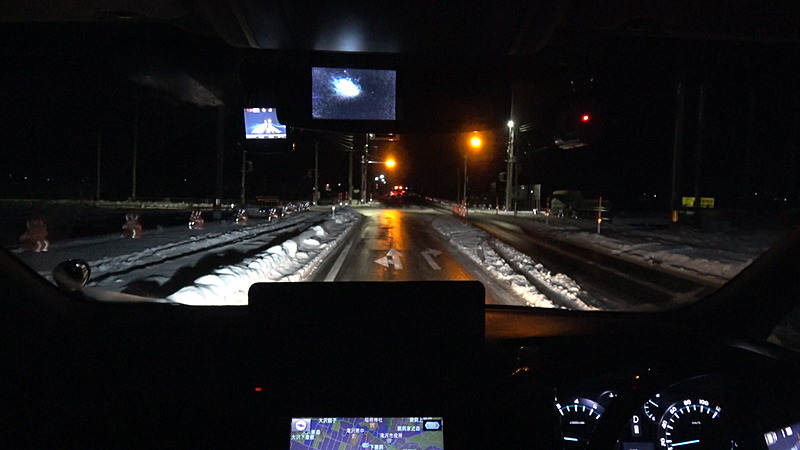 絵に描いたようなブラックアイスバーンの交差点。完全にスケートリンク状態だが、ググッ！としっかり氷に噛み付き安全に停車