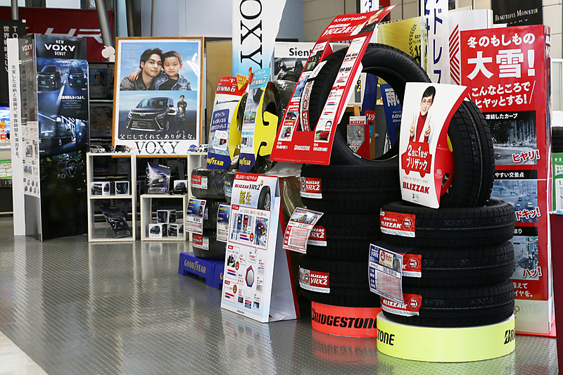 季節柄、店内にはスタッドレスタイヤが展示されていた