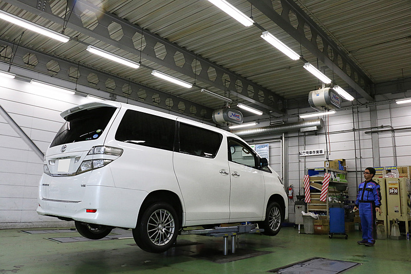 プロ仕様のリフトでヴェルファイアの巨体が軽々と持ち上がっていく。自宅に欲しいなぁ（笑）　エンジニアの芳賀さん、いつもありがとうございます♪