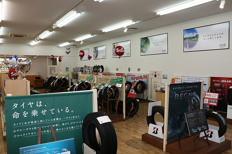 タイヤ好きにはたまらない、ゾクゾクするようなディスプレイ。これらの展示什器も商品にしてくれたら、自宅に飾れてよいのにな